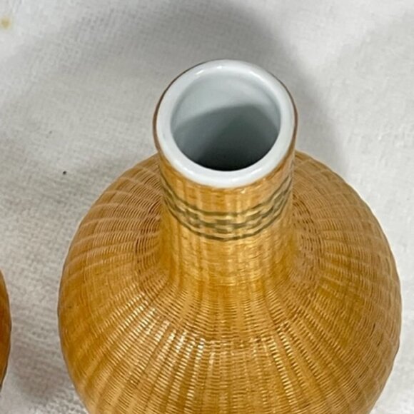 Two Vintage Chinese blanc de chine porcelain bud vases with fine basket overlay - Picture 5 of 9